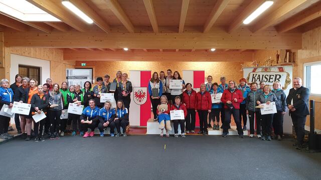 Neun Stocksport Damenteams im Mannschaftsspiel ermittelten in Breitenbach ihren Tiroler Landesmeister. | Foto: TLEV