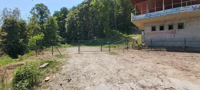 Ein brach liegendes Privatgrundstück in Gösting wurde bisher als Zugang zu einem Waldweg auf den Plabutsch genutzt, dieses ist nun abgesperrt. Andrea Hriberschek, Bezirksrätin der SPÖ, versucht zu vermitteln. | Foto: Hriberschek