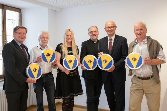 Von links nach rechts: Tony Obergantschnig, QUO VADIS; Walter Tolloy, Musiker und Maler; Bernadette Abendstein, Theaterfestival Steudltenn; Bischof Hermann Glettler; Landesrat Toni Mattle; Christian Rosenkranz, QUO VADIS | Foto: Reinhold Sigl