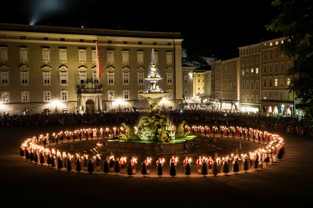 Der Fackeltanz am Residenzplatz soll heuer wieder stattfinden - viele Vereine werden dabei mittanzen. | Foto: Neumayr