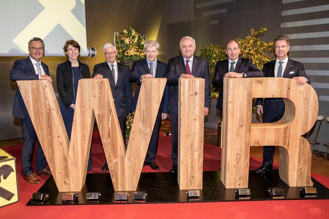  Künftig soll bei der Raiffeisen-Bankengruppe der Wir-Gedanke stärker betont werden. Am Foto: Rainer Stelzer (RLB-Vorstand), Ariane Pfleger (RLB-Vorstand), Josef Hainzl (Präsident des RLB-Aufsichtsrates), Johann Strobl (RBI-Vorstandsvorsitzender), Hermann Schützenhöfer (LH Steiermark), Martin Schaller (RLB-Generaldirektor) und Florian Stryeck (RLB-Vorstand) (v.l.) | Foto: RLB Stmk/Riedler
