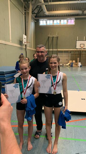 Anna Baminger (l.) und Paulina Langbauer holten sich jeweils den Landesmeistertitel. | Foto: Turnverein Münzkirchen