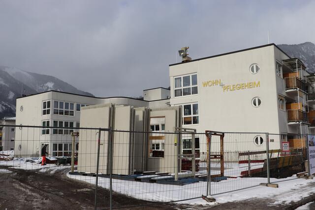 Der Pflegekräftemangel, zusätzliche Erweiterungskosten und Vergaberichtlinien für Betreutes Wohnen beschäftigen Kramsach derzeit. Erst im Jänner  feierte Kramsach die Grundsteinlegung für die Erweiterung des Pflege- und Betreuungszentrums.  | Foto: Klausner/BB Archiv