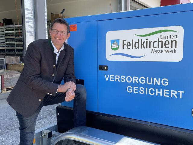 Das neue Notstromaggregat ist beim Bauhof stationiert. Vizebürgermeister Siegfried Huber bei der Besichtigung. | Foto: MeinBezirk.at
