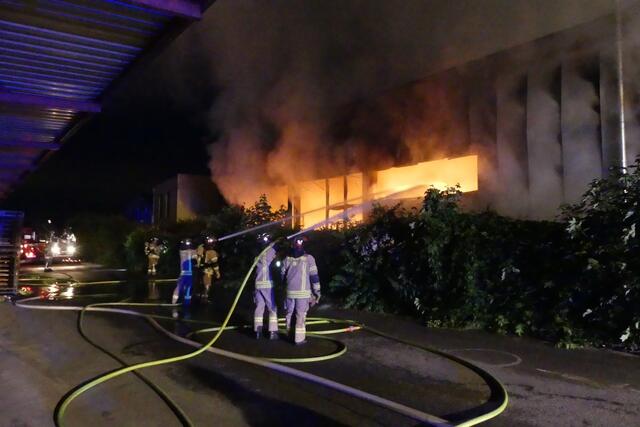 Noch werden die Anrainerinnen und Anrainer gebeten, die Fenster geschlossen zu halten. Die Brandursache ist Gegenstand polizeilicher Ermittlungen. | Foto: Berufsfeuerwehr Graz