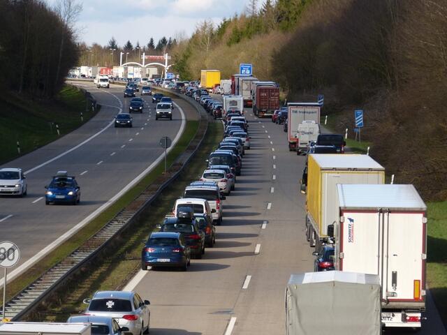 Mit den Blockabfertigungen soll verhindert werden, dass der Verkehr durch die vielen LKW komplett zum Stillstand kommt. (Symbolfoto) | Foto: Pixabay