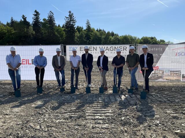 Spatenstich in Taiskirchen (v.l.n.r.): Andreas Kasper und Bernhard Greil (GreilBau), Bürgermeister von Taiskirchen Johann Weitrathmüller, Gerhard Schneiderbauer, Ehsan Zadmard (Eisen Wagner TH), Martin Rebhan (Raiffeisenbank), Maximilian Singer, Andreas Steiner (Schandl&amp;Co) sowie Dominik Altreiter (Raiffeisenbank). | Foto: BRS