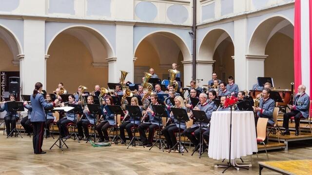 Die Musikerinnen und Musiker des Musikvereins Piber laden zum Schlosskonzert im Arkadenhof. | Foto: KK