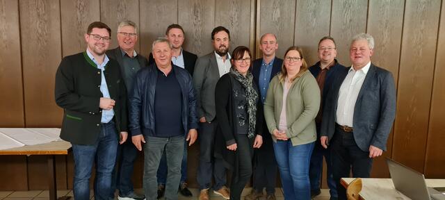 Der neu gewählte Parteivorstand der ÖVP Stroheim mit Landesparteisekretär Florian Hiegelsberger (l.) und Bezirksparteiobmann Karl Grabmayr (r.). | Foto: ÖVP Bezirk Eferding
