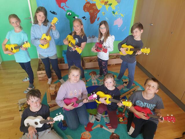 Die Volksschüler mit ihren Ukulelen.  | Foto: VS Hagenberg