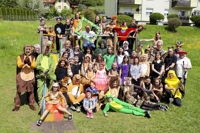 Die Darsteller und Musiker freuten sich über eine gelungene Aufführung. | Foto: Petra Rabensteiner