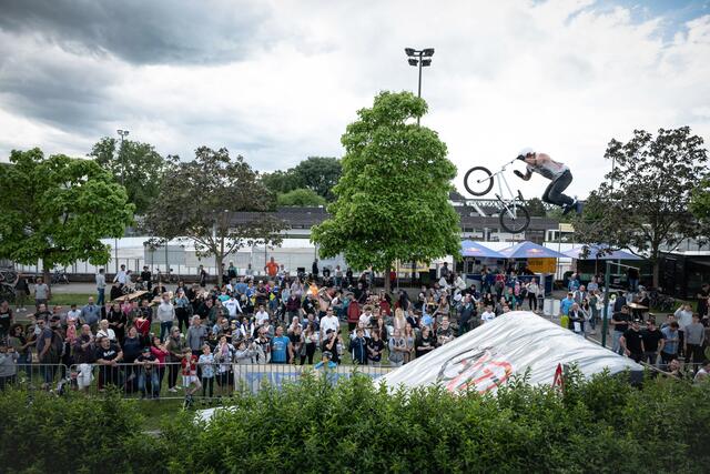 Die Besucher verfolgten gespannt die Star-geladenen Shows. | Foto: Max Semotan/Otto Kollwig