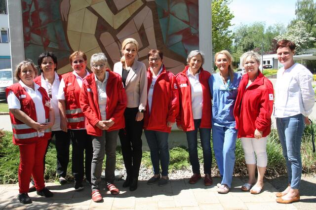 Die Ambulanzbetreuerinnen mit Betriebsdirektorin Sabine Reiterer, Schwester Ilse Pech und stellv. Pflegedirektorin Sabine Huber. | Foto: Oblak