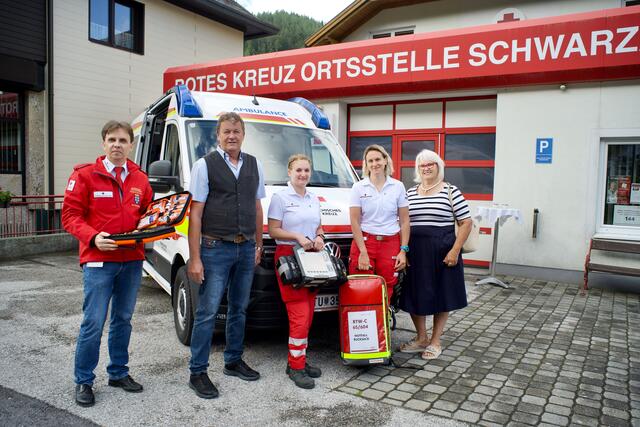 Horst Willesberger, Bürgermeister Michael Streif, Sarah Knauder,  Birgit Graser und Monika Plaikner mit dem neuen Rettungswagen. 