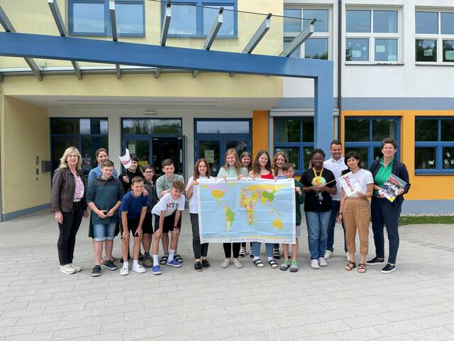 Bürgermeister Christian Stacherl, Gemeinderätinnen Martina Laschtowiczka und Andrea Stickelberger mit Südwind-Referentin Monika Schneider und den Schüler*innen der 3. Klasse der Mittelschule Krumbach. | Foto: Südwind