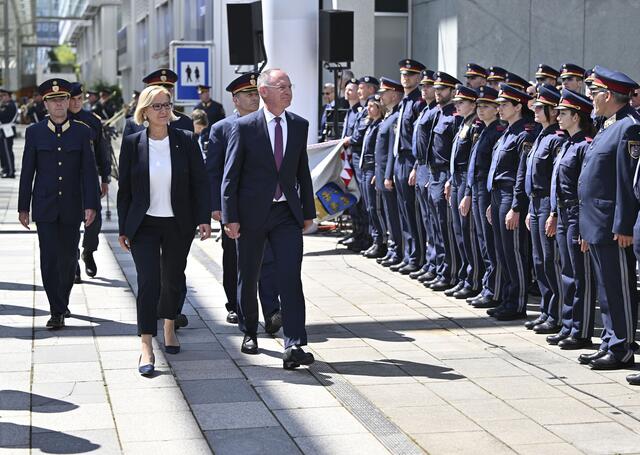 Landeshauptfrau Johanna Mikl-Leiter und Innenminister Gerhard Karner beim Abschreiten der Ehrenformation. | Foto: NLK Filzwieser