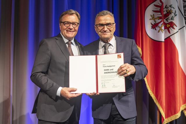 Landeshauptmann Günther Platter mit dem ehemaligen Bürgermeister von Hopfgarten Franz Hopfgartner. | Foto:  Land Tirol/ Die Fotografen