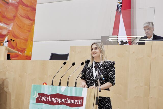 Lea Suntinger am Rednerpult im Hohen Haus in Wien. | Foto: Parlamentsdirektion