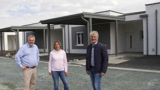 6 Bungalows werden von OSG-Obmann Alfred Kollar in wenigen Tagen an die neuen Bewohner übergeben - für 4 weiter Wohneinheiten erfolgt der Baustart - so Vzbgm. Klaus Glavanics, OV Bettina Balogh und Bgm. Joachim Radics.