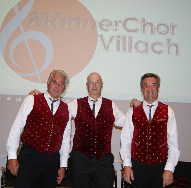 Obmann Paul Wallner mit seinen Freunden vom Vereinsausschuss, Kassier Kurt Tscharnutter und Schriftführer Heinz Zluga vom MännerChor Villach.