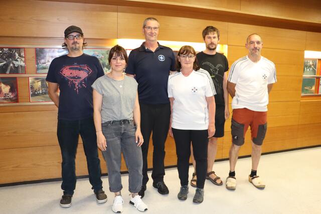Blickten mit den Mitgliedern auf ein einsatzreiches Jahr zurück: Christoph Huber (Schriftführer), Julia Probst (Jugendreferentin), Wolfgang Huber (Einsatzstellenleiter), Martina Huber (Kassierin), David Lettenbichler-Haug (Sanreferent) und Harald Schlatter (Einsatzsstellenleiter-Stellvertreter) (v.li.). | Foto: Siegele