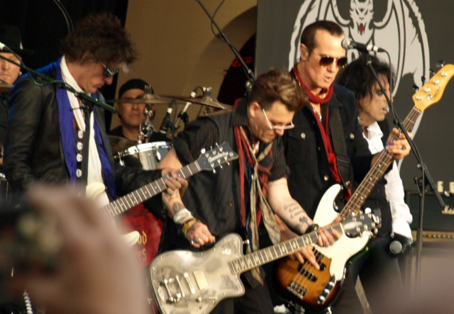 Johnny Depp (2.v.l.) bei einem seiner Auftritte als Musiker. | Foto: Wikipedia/KevM 