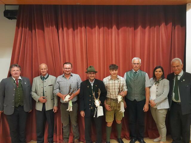 Bezirksbauernkammer-Obmann Martin Dammayr, Landesjägermeister Herbert Sieghartsleitner, Günther Aigner, Thomas Tischler, Michael Dornetshumer, Bezirksjägermeister Adolf Haberfellner, Brigitte Kornhuber und Landtagsabgeordneter Peter Oberlehner (v. l.).
 | Foto: Georg Mair