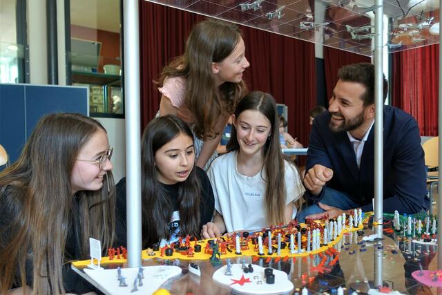 Bürgermeister Simon Tschann mit Schülerinnen des BG Bludenz | Foto: Stadt Bludenz