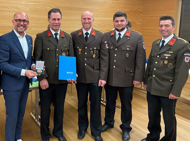 Bürgermeister Michael Ritsch mit Peter Vögel sowie den anderem Kommandanten Walter Höfle (Rieden), Stefan Radovic (Vorkloster) und Markus Moritz (Stadt, v.l.) | Foto: Stadt Bregenz