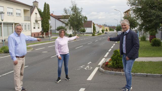 Klaus Glavanics, OV Bettina Balogh und Joachim Radics sprechen sich für die Ortsbildgestaltung nach den Plänen von Karl Scheiner aus.