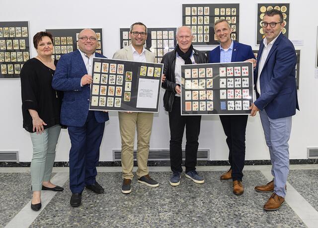 Eröffneten die Ausstellung "Spielkarten" in der Alpen-Adria-Galerie im Stadthaus: Kulturstadtrat Mag. Franz Petritz, die Gemeinderäte Mag. Manfred Jantscher und Michael Gussnig, Sammler Dr. Uwe-Volker Max Segeth, Kulturabteilungsleiter Mag. Alexander Gerdanovits und Stadtgalerie-Leiterin Mag. Beatrix Obernosterer | Foto: StadtKommunikation / Thomas Hude