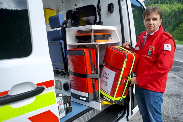 Horst Willesberger mit dem Einsatz-Rucksack für Notfallsanitäter.