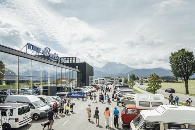 Über 170 alte und neue Bullis werden bei der großen Autoshow am Samstag, 11. Juni zu sehen sein. | Foto: Scherl