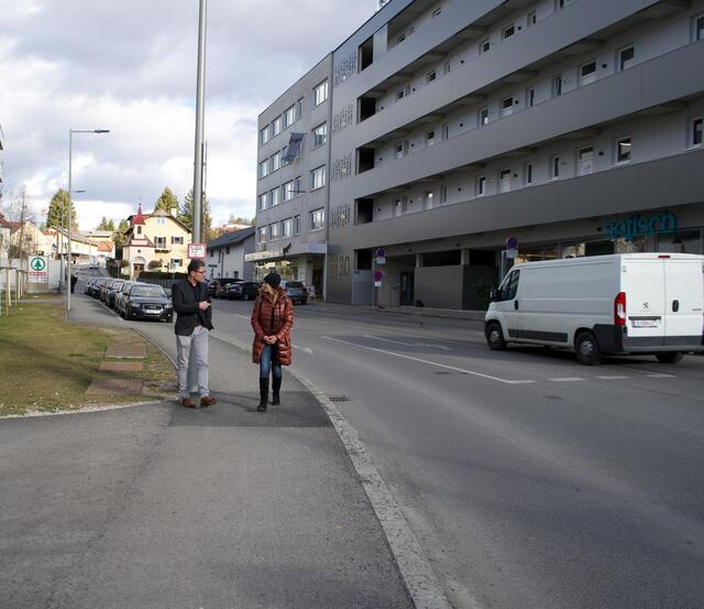 Fordern Verkehrsberuhigung: Sabine Reininghaus (re.) mit Anwohner beim Lokalaugenschein in der Waltendorfer Hauptstraßen | Foto: Neos Graz