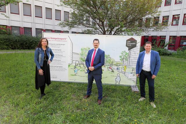 Stadträtin Ulli Sima, Bezirksvorsteher Marcus Franz und Gemeinderat Christian Hursky präsentierten kürzlich die nächsten Schritte, die beim Projekt "Am Kempelenpark" anstehen. | Foto: PID/Christian Fürthner