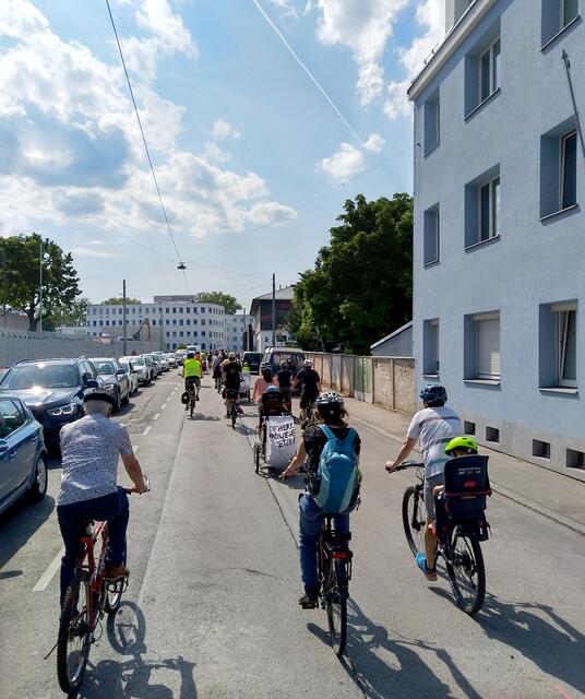 Die Teilnehmer fordern die Verlängerung des Radweges in der Carlbergergasse bis zum Liesingbachradweg. | Foto: Tobias Ferner