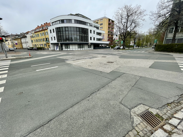 Der Kreuzungsbereich August-Jaksch-Straße und Hans-Sachs-Straße, die Sanierungen sind definitiv notwendig. | Foto: MeinBezirk.at
