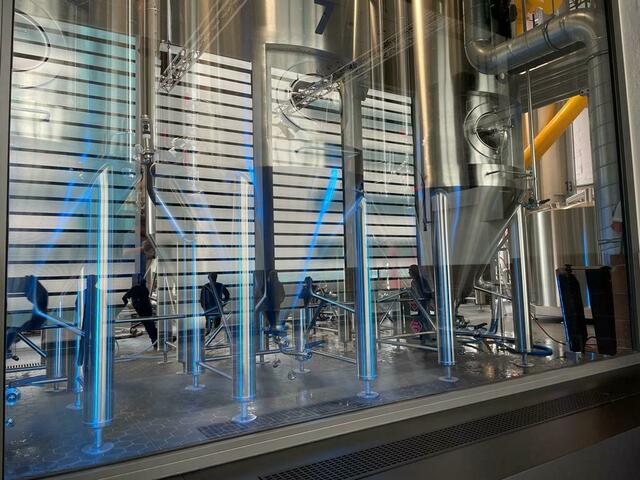 Vom Hörsaal 0 aus hat man freie Sicht auf die Gär- und Lagertanks. | Foto: BRS