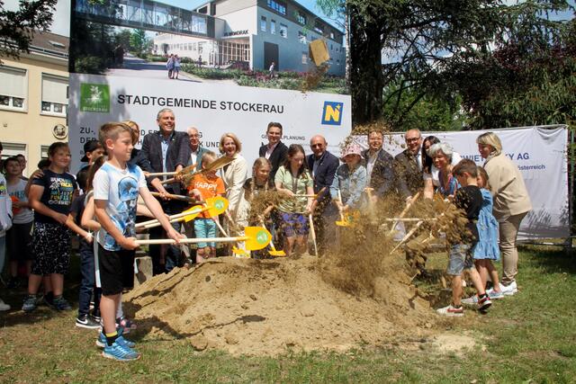 Zum gemeinsamen Spatenstich durften auch Kinder von der Volksschule West und Volksschule Wondrak die Schaufel schwingen. | Foto: Doppelmair
