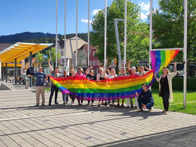 Den ganzen Juni weht auf dem Brucker Hauptplatz die Regenbogenfahne anlässlich des internationalen Pride-Monats. | Foto: Marlies Eichelberger