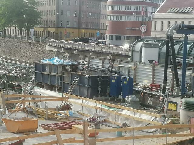 Die großen blauen Container sollen helfen, dass der giftige Schwefelwasserstoff aus dem Grundwasser herausblubbert und sich in der Meidlinger Luft verteilt. Dies deshalb, damit das Wienflusswasser nicht allzu stark mit der gesundheitsschädlichen Substanz angesäuert wird. Tag und Nacht wird nämlich Grundwasser in die Container gepumpt und fließt von dort in den Wienfluss. Die MA 22 ("Umwelt") prüft nichts, wurde mir mitgeteilt. | Foto: Gerhard Hertenberger