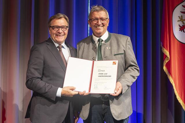LH Günther Platter mit Josef Raich (Gemeinde Kaunertal) | Foto: Land Tirol/ Die Fotografen