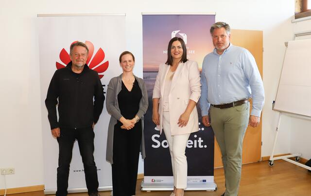 Das Projekt am Neusiedler See ist das erste TECH4ALL-Projekt von Huawei in Österreich.
V. l.: Christian H. Schulze, Department für Botanik und Biodiversitätsforschung, Universität Wien, Projektleiterin Catharina Rieder, (Huawei Technologies Austria), Landeshauptmann-Stellvertreterin Astrid Eisenkopf und Direktor Johannes Ehrenfeldner vom Nationalpark Neusiedler See | Foto: Maximilian Rosenberger