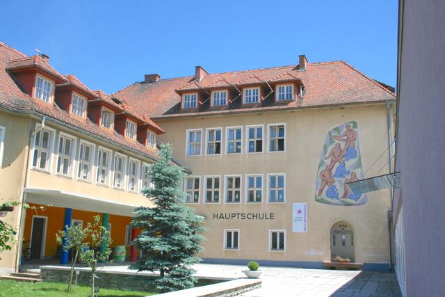 Der Plan für den Neubau eines großen Bildungszentrums zwischen Gaas und Moschendorf ist vom Tisch, nun geht es um einen möglichen Ausbau des jetzigen Schulzentrums in Eberau (Bild). | Foto: Martin Wurglits