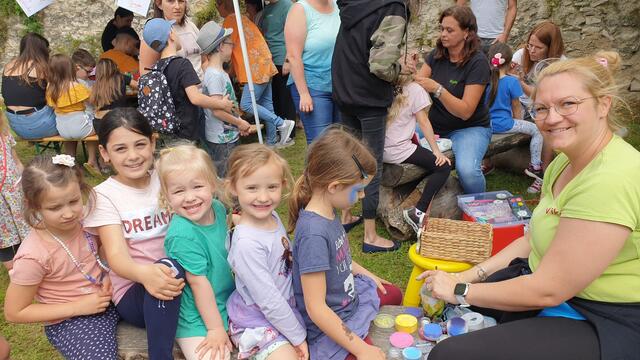 Die vier Mädchen wurden geschminkt.  | Foto: Lisa Miletich
