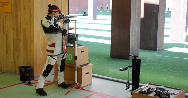 Olivia Hofmann zeigt sich konzentriert beim 3x20 Dreistellungskampf mit dem Kleinkalibergewehr beim ISSF Weltcup in Baku | Foto: Margit Melmer / ÖSB