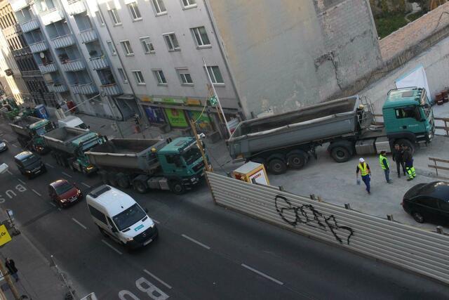 LKWs warten mit laufendem Motor lärmend und stinkend auf die Einfahrt in die VIO PLAZA Baustelle. Ein typisches Bild während der monatelangen Aushubarbeiten für das "Meidlinger Riesenloch". | Foto: Gerhard Hertenberger