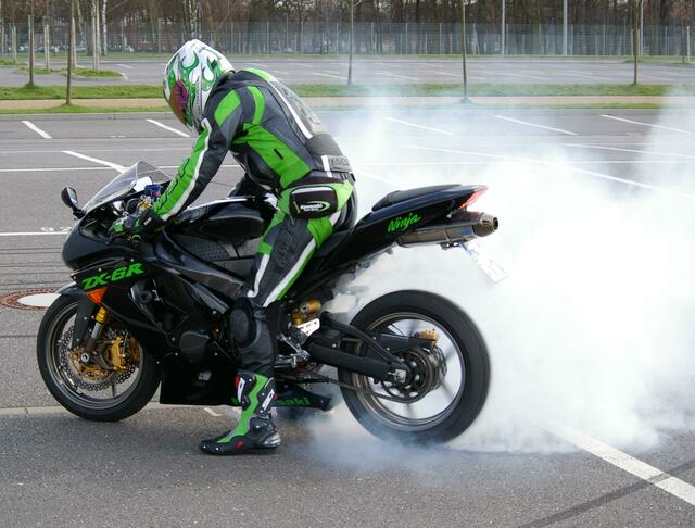  Der Einheimische hatte kurz vorher mit seinem umgebauten Moped einen "Burnout" (Anmerkung: durchdrehen lassen eines Rades am Stand) vorgenommen und dabei den Asphalt beschädigt.
 | Foto: pixabay / Symbolfoto
