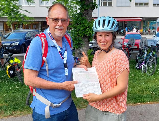 Anna Bertsch-Hörmann übergab die mehr als 100 Unterschriften an Wolfgang Ermischer aus der Liesinger Bezirksvorstehung. | Foto: Josef Bertsch