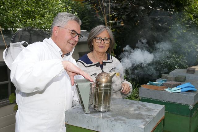 Landesrat Josef Schwaiger und Karoline Greimel im Schutzanzug und mit dem Smoker bei den Bienenvölkern. | Foto: Land Salzburg / Franz Neumayr
